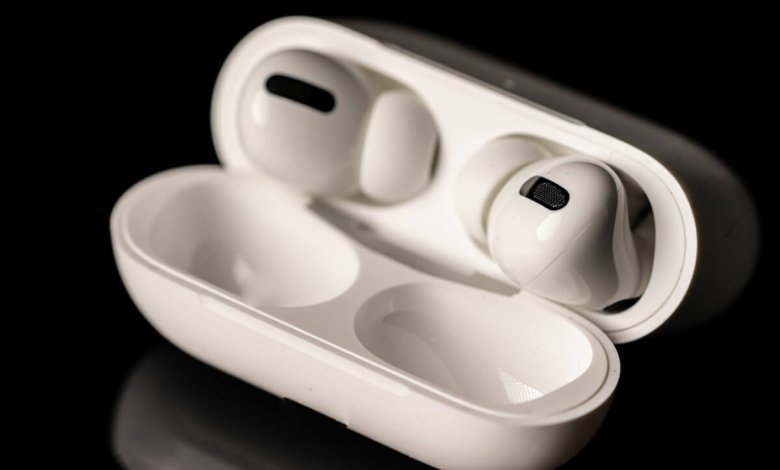 How to Easily Remove a Stuck AirPod Case